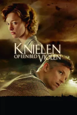 Knielen op een bed violen - постер