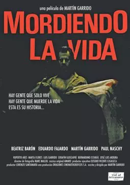 Mordiendo la vida - постер