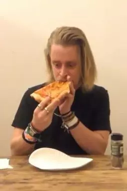 Macaulay Culkin Eating a Slice of Pizza - постер